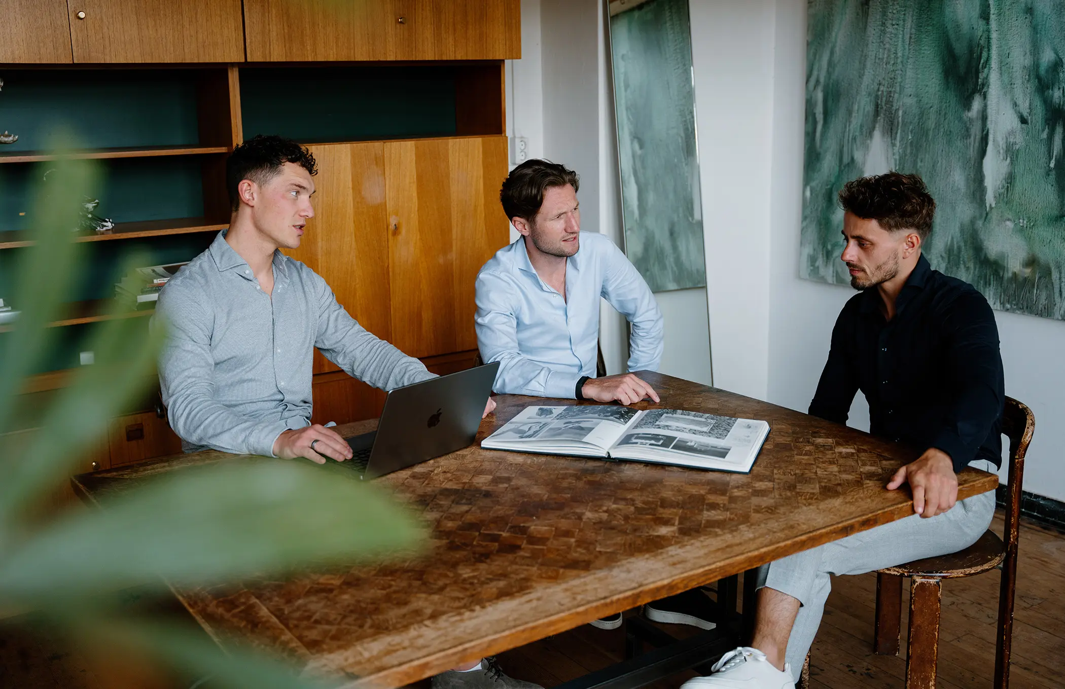 Makelaars op kantoor binnen bij Wester Makelaars